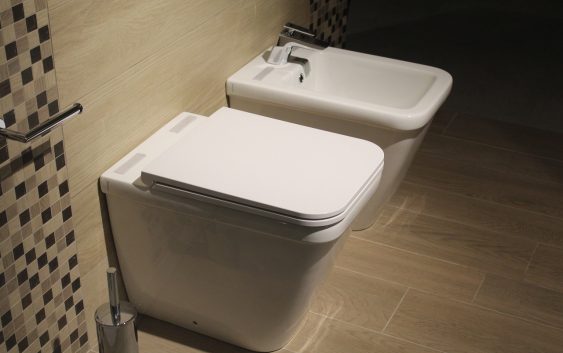 Czystość w łazience – żele i kostki do WC