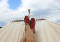 Wiszący fotel ogrodowy czy hamak – co lepiej wybrać? Wiszący fotel ogrodowy czy hamak – co lepiej wybrać?