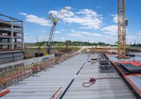 Żuraw a dźwig – na czym polega różnica?