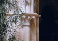 W jakich miejscach sprawdzą się ozdobne kolumny betonowe?