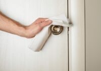 Czym wyczyścić klamki do drzwi i uchwyty meblowe